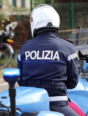 Vicenza, VI, İtalya - 9 Ekim 2022: Motosikletli polis memuru POLIZIA metniyle İtalyanca POLICE anlamına geliyor.