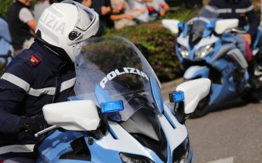 Vicenza, VI, İtalya - 9 Ekim 2022: Motosikletli polis memuru POLIZIA metniyle İtalyanca POLICE anlamına geliyor.