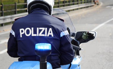 Vicenza, VI, İtalya - 9 Ekim 2022: Motosikletli polis memuru POLIZIA metniyle İtalyanca POLICE anlamına geliyor.