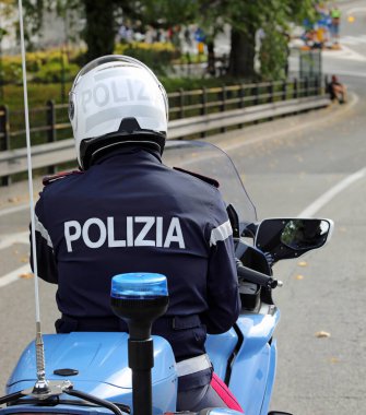 Vicenza, VI, İtalya - 9 Ekim 2022: Motosikletli polis memuru POLIZIA metniyle İtalyanca POLICE anlamına geliyor.