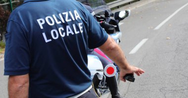 Vicenza, VI, İtalya - 9 Ekim 2022: POLIZIA LOCALE adlı metni olan polis İtalyanca 'da Yerel Polis anlamına geliyor