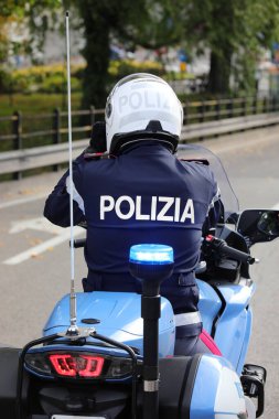 Vicenza, VI, İtalya - 9 Ekim 2022: motosikletli polis ve metin POLİZIA İtalyanca POLICE anlamına geliyor