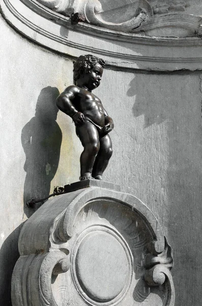 ブリュッセル ベルギー 2022年8月18日 小便小僧の像とManneken Pis噴水 — ストック写真