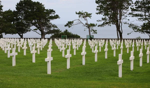 Colleville-sur-Mer, FRA, Fransa - 21 Ağustos 2022: Amerikan Askeri Mezarlığı ve askerlerin mezarlarında birçok beyaz haç