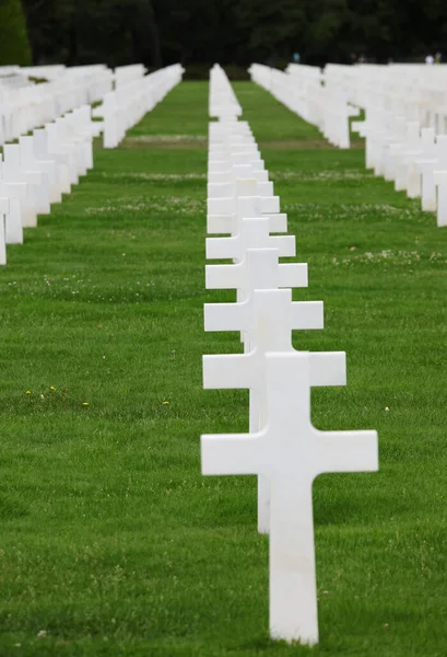 2022年8月21日フランス FraのColleville Sur Mer アメリカ軍墓地と兵士の墓の上の多くの白い十字架 — ストック写真