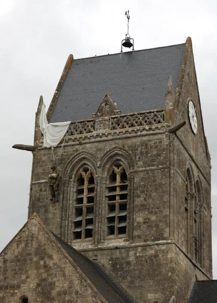 Sainte Mere Eglise Fra Frankrijk Augustus 2022 Parachutisten Etalagepop Hangend — Stockfoto