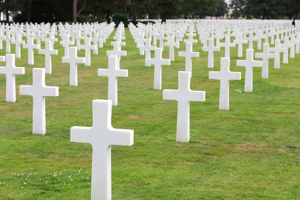 2022年8月21日フランス FraのColleville Sur Mer アメリカ軍墓地と兵士の墓の上の多くの白い十字架 — ストック写真