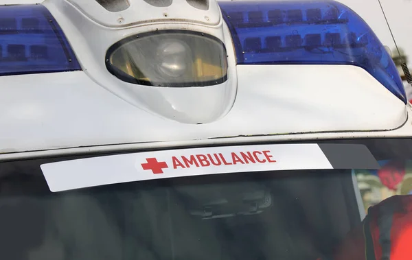 Vicenza Itálie Října 2022 Ambulance Červeným Křížem Modrými Světly — Stock fotografie