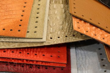 Moda aksesuarları yaratmak için işlenmiş ve renkli deri kesimleri.