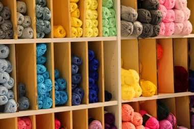 Dükkanda satılık yün ya da pamuk topları