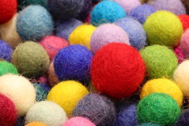 Oyulmuş keçeli yün toplarının arka planı