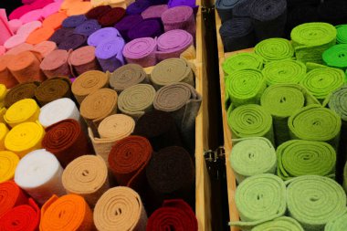 kumaş tüpleri ve renkli kumaşlar ve kumaş dükkanında satılık.