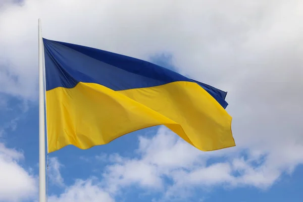 Синий Жёлтый Флаг Украины Размахивающий Голубом Небе Облаками — стоковое фото