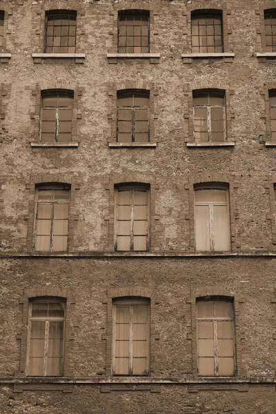 Πρόσοψη Κόκκινα Τούβλα Και Παλιά Παράθυρα Ξεφλούδισμα Ενός Παλιού Βιομηχανικού — Φωτογραφία Αρχείου