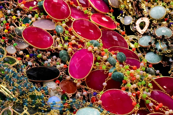 珠宝商出售的金属项链 宝石和宝石的背景 — 图库照片