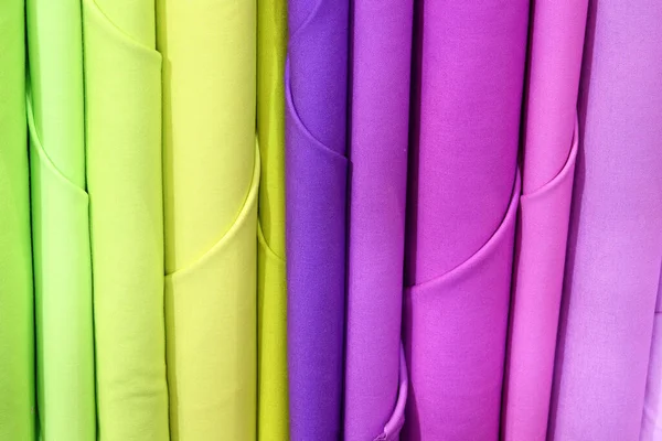 生地や色のついた布をハバダシーのテーラーショップで販売しています — ストック写真