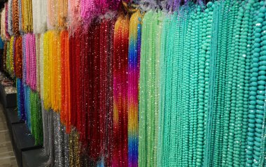 Bijouterie mağazasında satılık incilerden yapılmış bir sürü kolye var.