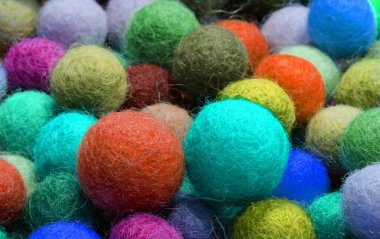 Oyulmuş keçeli yün toplarının arka planı