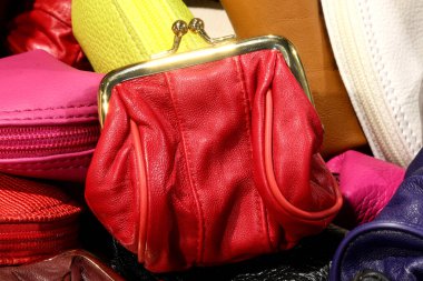 Tasarruf paranızı yatırmak için ideal bir zanaatkar tarafından yapılmış bir sürü deri çanta.