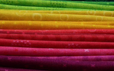 Kumaşlar ve renkli kumaşlar giysi yapımı için tuhafiyeci dükkanında satılıyor.