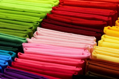 Kumaşlar ve renkli kumaşlar giysi yapımı için tuhafiyeci dükkanında satılıyor.