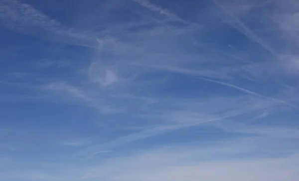 Lichtblauwe Achtergrond Met Hoge Witte Wolken Een Lentedag — Stockfoto