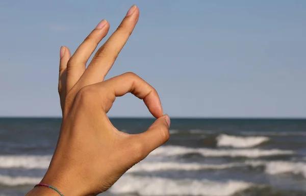 Mano Con Pulgar Dedo Índice Símbolo Unido — Foto de Stock