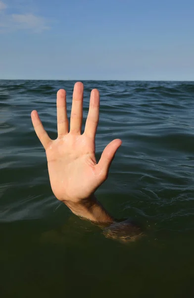 Mão Pessoa Com Cinco Dedos Meio Mar Prestes Afogar — Fotografia de Stock