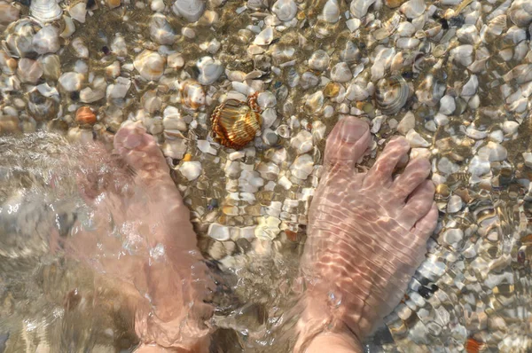 Pies Del Hombre Bajo Agua Del Mar Por Encima Muchas — Foto de Stock