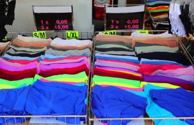 Pazar tezgahı ve parlak renkli iç çamaşırı iç çamaşırı satışı.