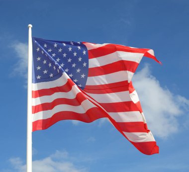 Mavi gökyüzünde kırmızı ve beyaz çizgili büyük Amerikan bayrağı