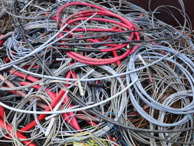 Çöp sahasındaki kullanılmış elektrik kabloları geri dönüşüm için kullanılacak.