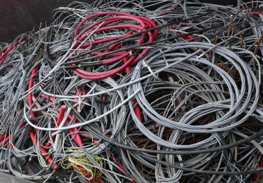 Çöp sahasındaki kullanılmış elektrik kabloları geri dönüşüm için kullanılacak.