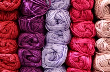 Tuhafiye dükkanında satılık pek çok kumaş topunun arkaplanı