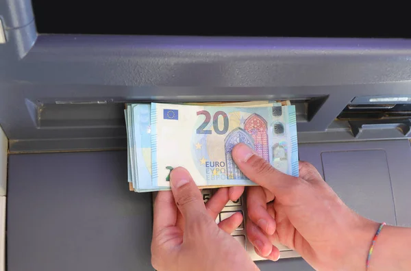 Hand Med Pengar Eurosedlar Som Dragits Från Europeisk Banks Uttagsautomat — Stockfoto