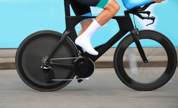 Bicicleta Corrida Com Velocidade Roda Lenticular Com Ciclista Que Engaja — Fotografia de Stock