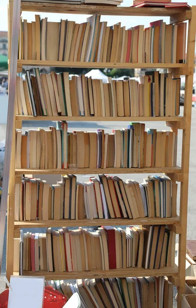 Estante Con Muchos Libros Usados Para Venta Mercado Pulgas Aire —  Fotos de Stock