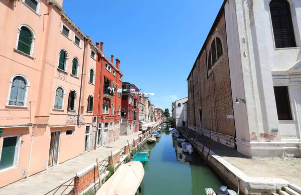 ぶら下がり服やボートでイタリアのヴェネツィアの航行可能な運河 — ストック写真