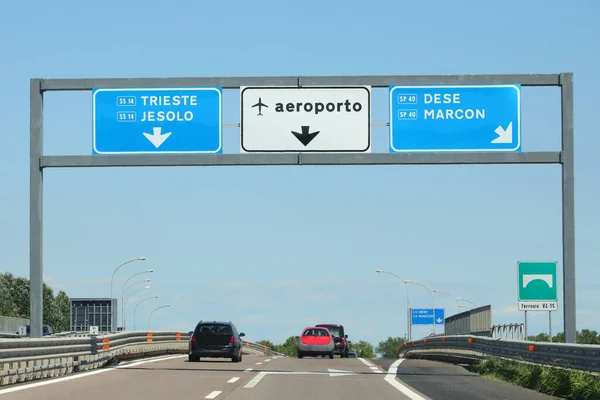 与意大利各地区的交叉口 Aeroporto 意为威尼斯市附近的机场 的写作 — 图库照片