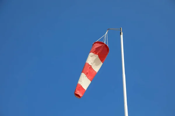 Windvaan Wit Rood Windrichting Luchthaven Aan Geven — Stockfoto