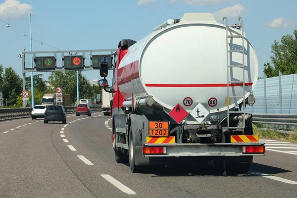 Tankwagen Rijdt Snel Met Fossiele Brandstof Drukke Weg — Stockfoto