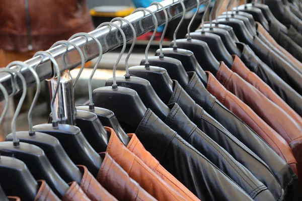 Mnoho Kožených Vest Zavěšených Ramínkách Opracovaném Obchodě Koženými Oděvy — Stock fotografie