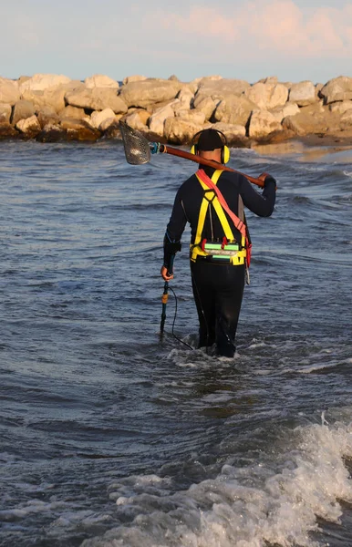 Hombre Recuperándose Mientras Busca Con Detector Metales Objetos Perdidos Mar — Foto de Stock