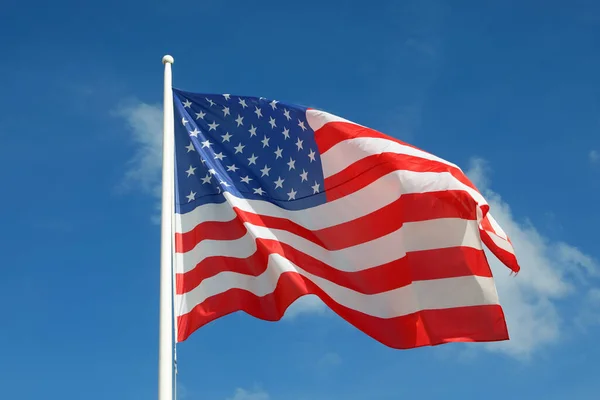 Gran Bandera Americana Con Estrellas Rayas Rojas Blancas Cielo Azul — Foto de Stock