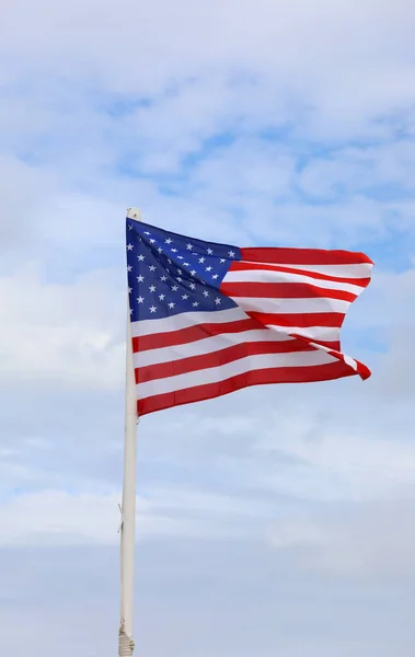 Большой Американский Флаг Звездами Красно Белыми Полосами Голубом Небе — стоковое фото