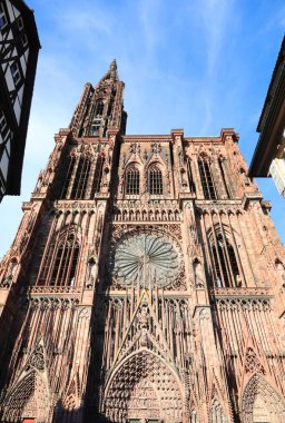 Fransa 'nın Strazburg şehrinde NOTRE DAME denilen tek bir Katedral Kulesi var.