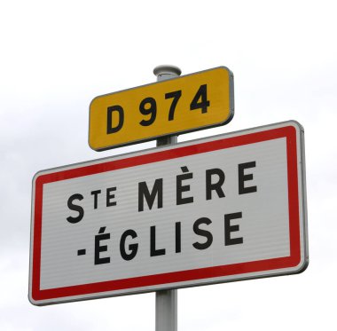 TEXT STE EGLISE, Fransa 'daki çan kulesinde paraşüt mankeni olan Kutsal Ana Kilisesi lokalitesi anlamına geliyor.