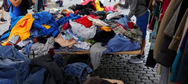 Avrupa kentinin meydanındaki bit pazarında kullanılmış eski giysiler.