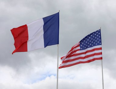 İki büyük Amerikan ve Fransız bayrağı işbirliği işareti olarak birlikte sallanıyor.