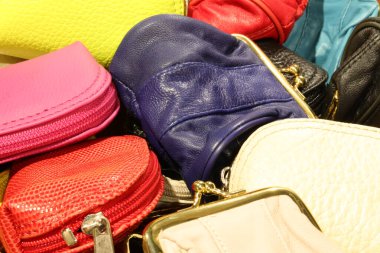 Tasarruf paranızı yatırmak için ideal bir zanaatkar tarafından yapılmış bir sürü deri çanta.